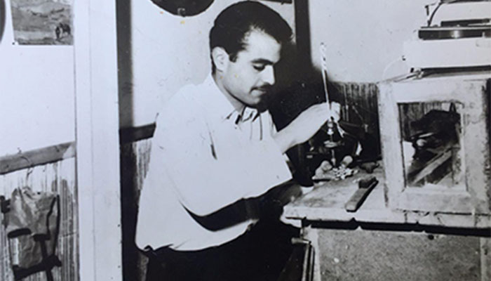 محمد علی صیامی در حال ساخت ساخت مدال و انگشترهای جواهر.